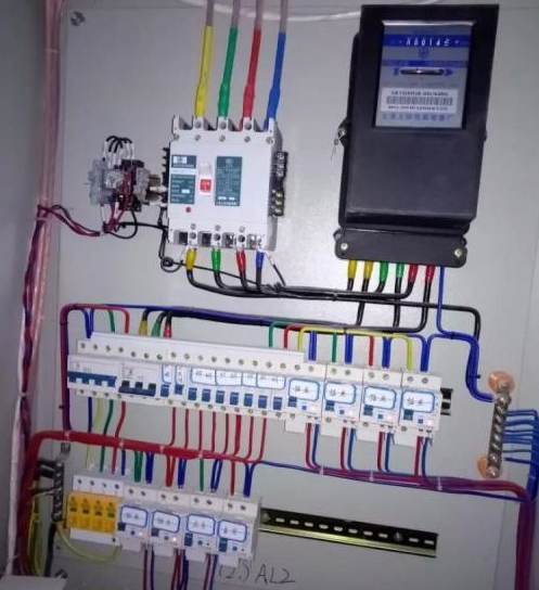 電路安裝保險(xiǎn)絲，防止電路故障